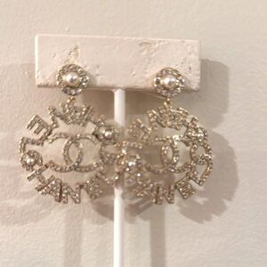 High Fashion Gold and Cream Earrings with Intricate Detailing